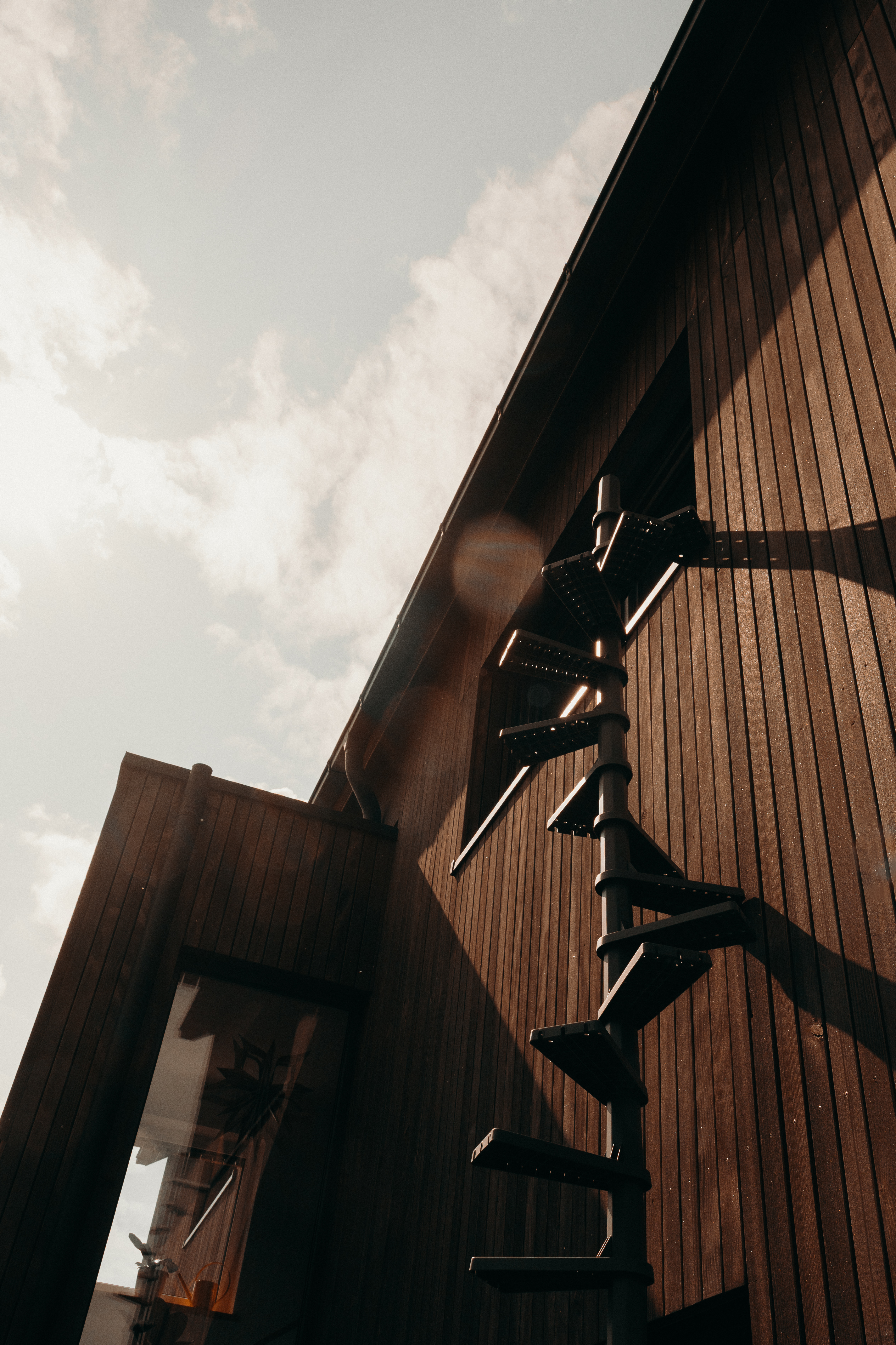 FeliStair Katznetreppe an Holzfassade montiert